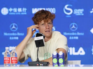 Jannik Sinner atiende a los medios en Pek&iacute;n