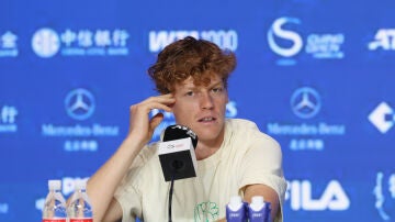 Jannik Sinner atiende a los medios en Pekín