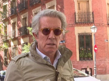 Alfonso D&iacute;ez atendiendo a la prensa