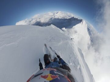 Andrzej Bargiel durante su descenso con esquís por el Everest
