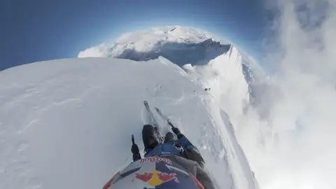 Andrzej Bargiel durante su descenso con esquís por el Everest Andrzej Bargiel durante su descenso con esquís por el Everest