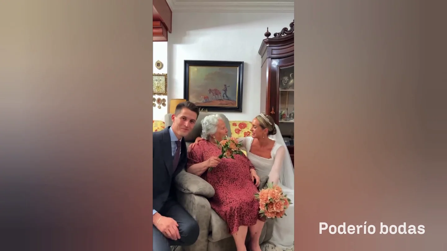 El vídeo viral de una novia sevillana visitando a su abuela, que no pudo ir a la boda Unos novios sevillanos emocionan al visitar a la abuela que no pudo asistir a su boda