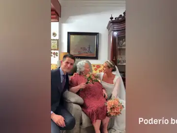 El vídeo viral de una novia sevillana visitando a su abuela, que no pudo ir a la boda El vídeo viral de una novia sevillana visitando a su abuela, que no pudo ir a la boda