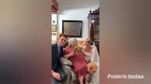 El vídeo viral de una novia sevillana visitando a su abuela, que no pudo ir a la boda Unos novios sevillanos emocionan al visitar a la abuela que no pudo asistir a su boda
