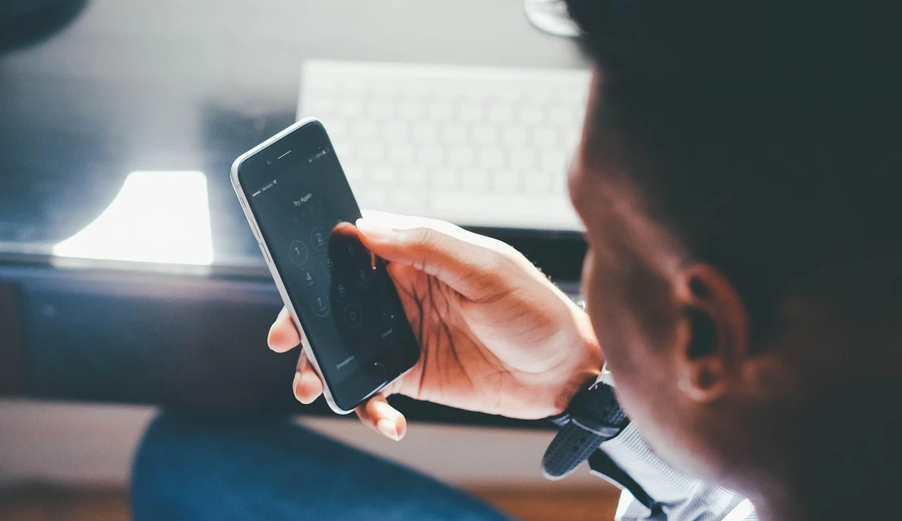 Una persona con un teléfono