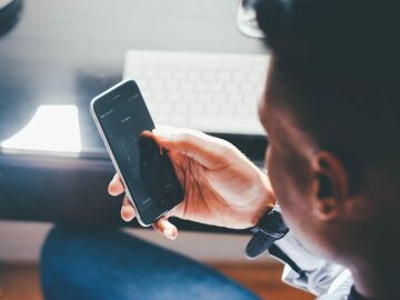 Una persona con un teléfono