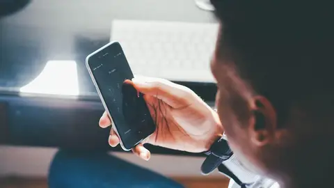 Una persona con un teléfono Una persona con un teléfono