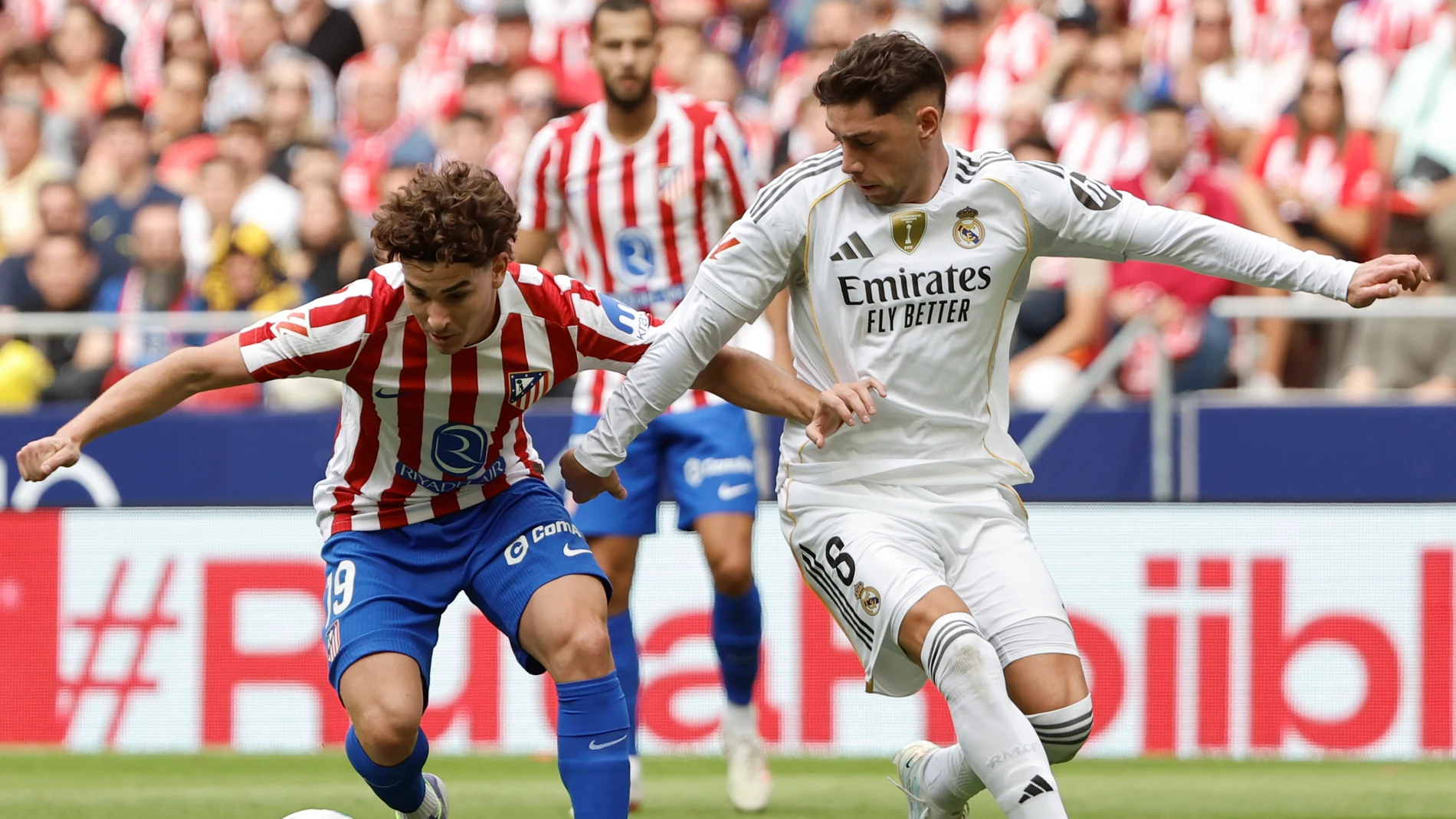 Julián Álvarez y Valverde pugnan por un balón Julián Álvarez y Valverde pugnan por un balón
