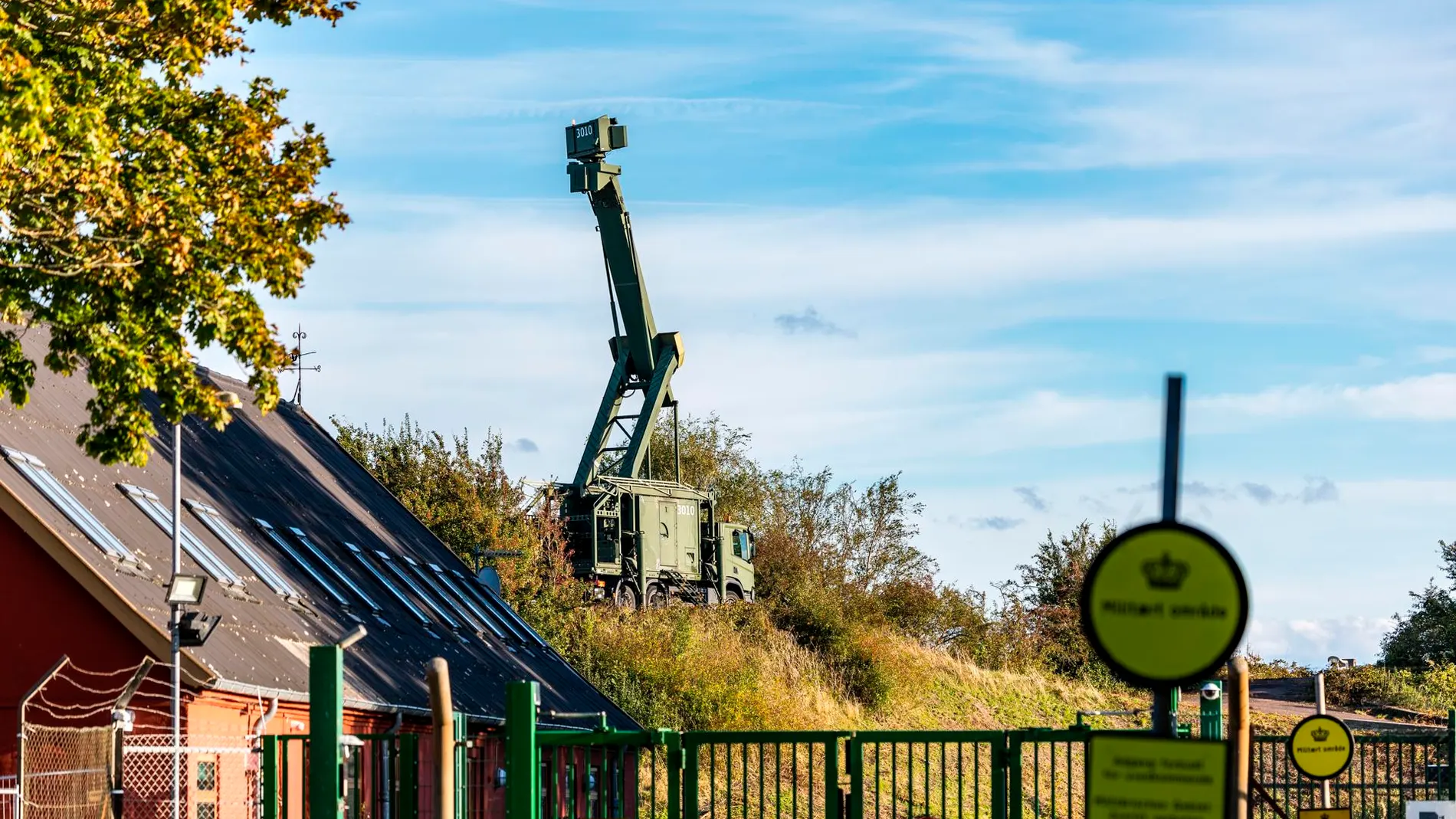 Una instalación de radar móvil se encuentra en el área militar danesa en Amager, Dinamarca. Una instalación de radar móvil se encuentra en el área militar danesa en Amager, Dinamarca.