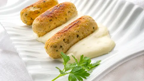 Salchichas caseras de pollo con puré de patata, de Joseba Arguiñano: "Con ingredientes natural y de primera calidad" Salchichas caseras de pollo con puré de patata, de Joseba Arguiñano: "Con ingredientes natural y de primera calidad"