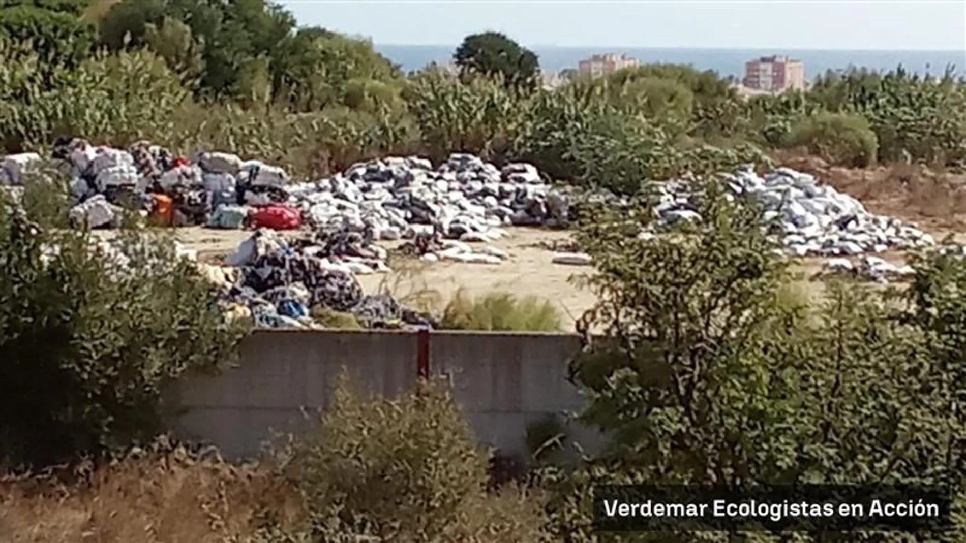 Denuncian un nuevo vertedero textil ilegal en La Línea Denuncian un nuevo vertedero textil ilegal en La Línea