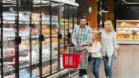 Familia haciendo la compra Familia haciendo la compra