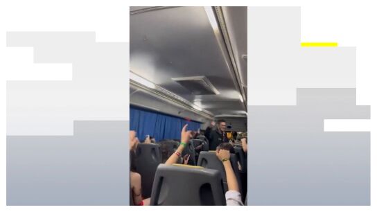 Alumnos argentinos cantando frases antisemitas en un autob&uacute;s 