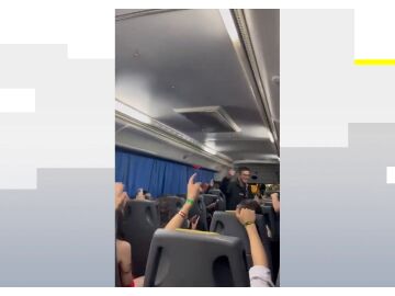 Alumnos argentinos cantando frases antisemitas en un autobús 