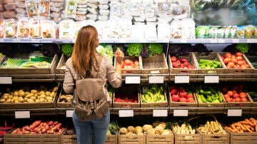 Mujer en el supermercado