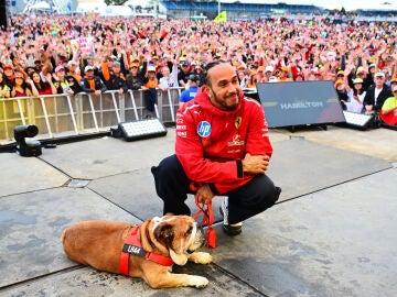 Lewis Hamilton junto a su perro Roscoe
