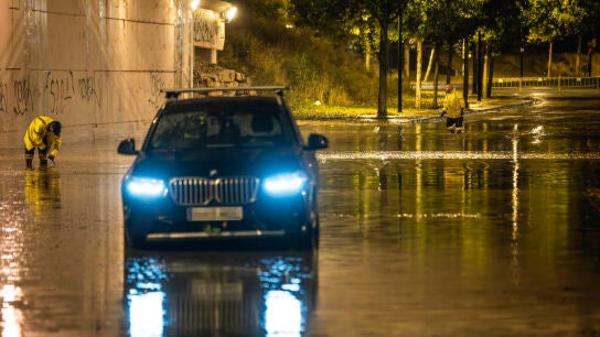 Coche en un t&uacute;nel lleno de agua en la Avenida ranillas, Zaragoza