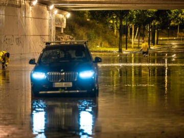 Coche en un túnel lleno de agua en la Avenida ranillas, Zaragoza