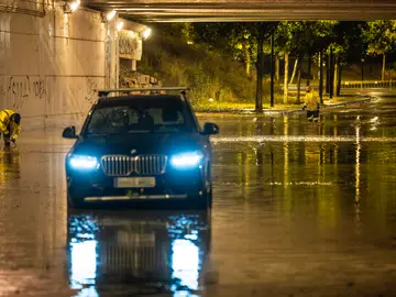 Coche en un túnel lleno de agua en la Avenida ranillas, Zaragoza Coche en un túnel lleno de agua en la Avenida ranillas, Zaragoza