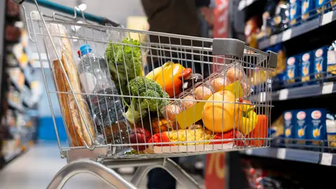 Una persona haciendo la compra en el supermercado Una persona haciendo la compra en el supermercado
