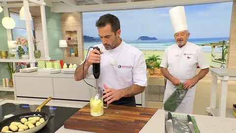 Pela las patatas, trocéalas ponlas en un vaso batidor y sazónalas Pela las patatas, trocéalas ponlas en un vaso batidor y sazónalas
