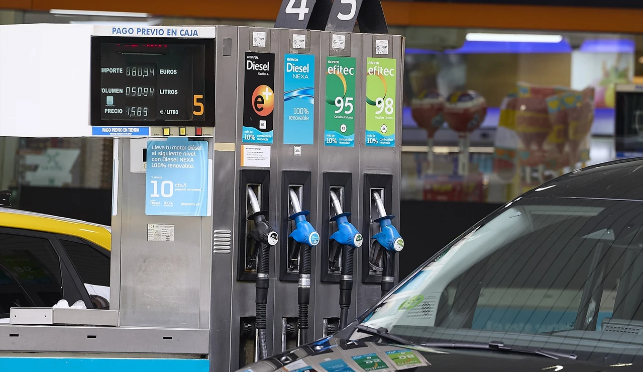 Imagen de unos surtidores en una gasolinera.