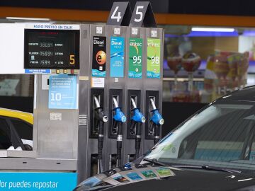 Imagen de unos surtidores en una gasolinera. 