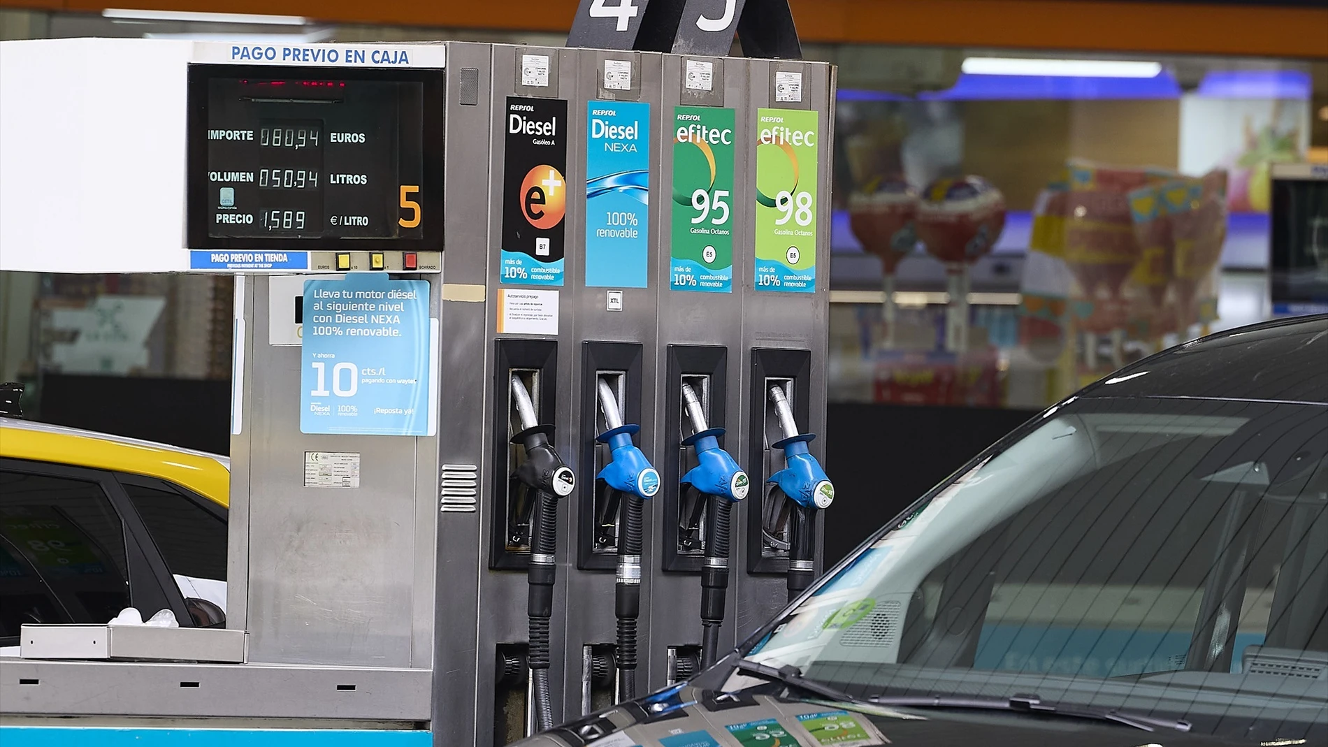 Imagen de unos surtidores en una gasolinera. Imagen de unos surtidores en una gasolinera.