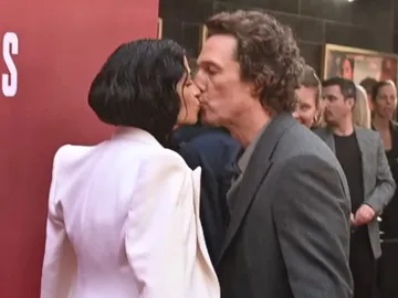Matthew McConaughey besa a su mujer Camila Alves Matthew McConaughey besa a su mujer Camila Alves