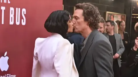 Matthew McConaughey besa a su mujer Camila Alves Matthew McConaughey besa a su mujer Camila Alves