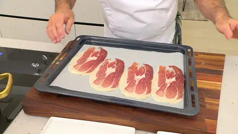 Extiende las lonchas finas de jamón sobre una bandeja de horno Extiende las lonchas finas de jamón sobre una bandeja de horno