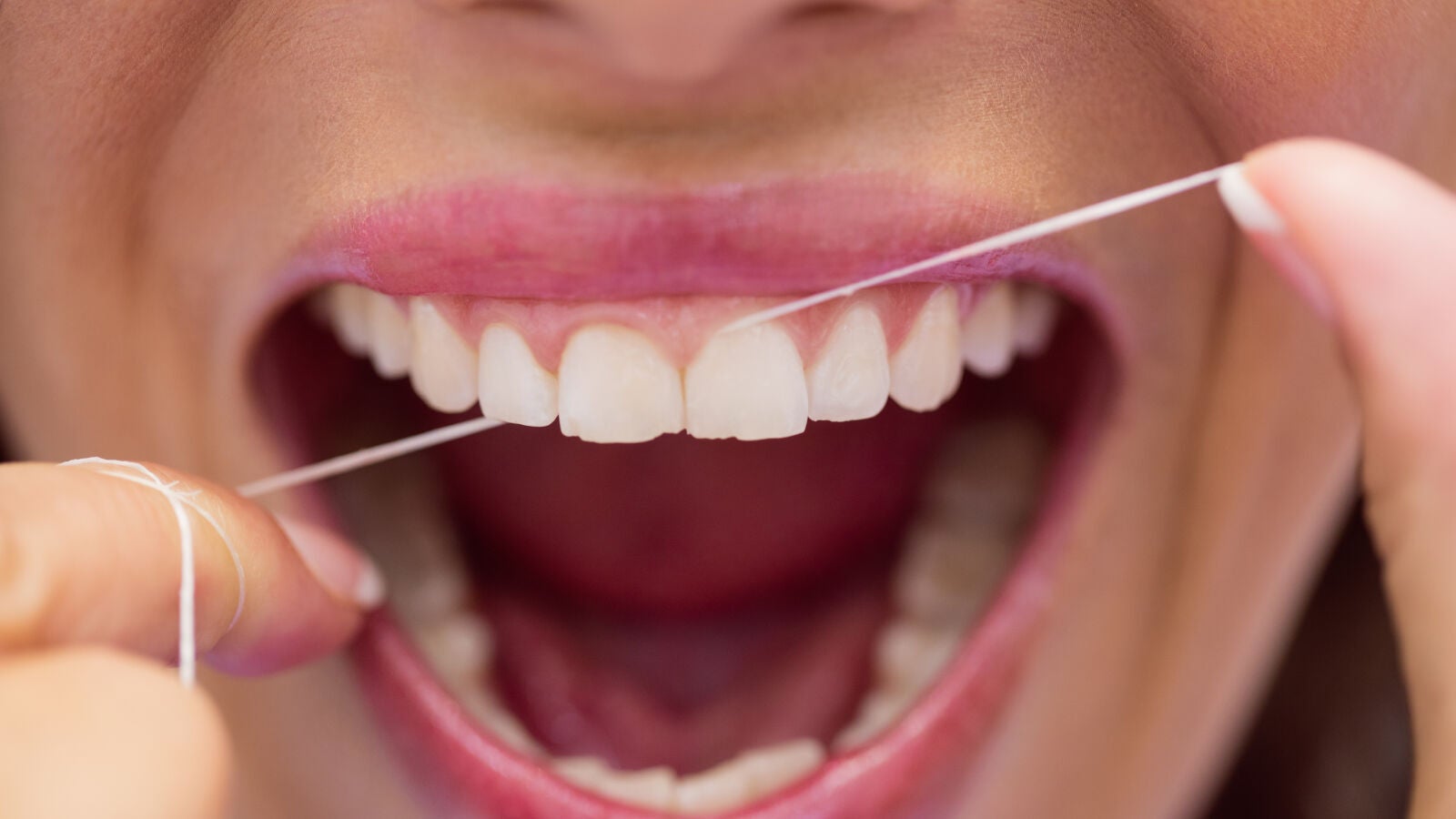 Día Mundial del Corazón: cómo pasarte el hilo dental te puede salvar la vida