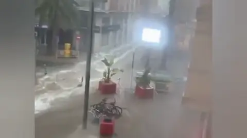 Grandes inundaciones en Cullera provocan la alarma en los vecinos y las autoridades Grandes inundaciones en Cullera provocan la alarma en los vecinos y las autoridades