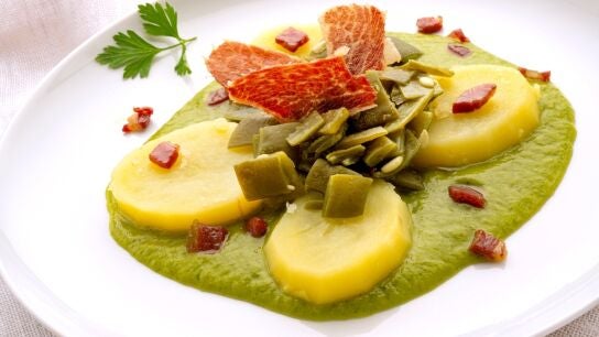 Karlos Argui&ntilde;ano: receta sencilla y vistosa de jud&iacute;as verdes con patatas, jam&oacute;n y salsa de calabac&iacute;n