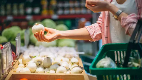 Mujer comprando cebollas Mujer comprando cebollas