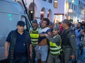 La policía marroquí reprime protestas de jóvenes que piden mejoras en sanidad y educación y combatir la corrupción La policía marroquí reprime protestas de jóvenes que piden mejoras en sanidad y educación y combatir la corrupción