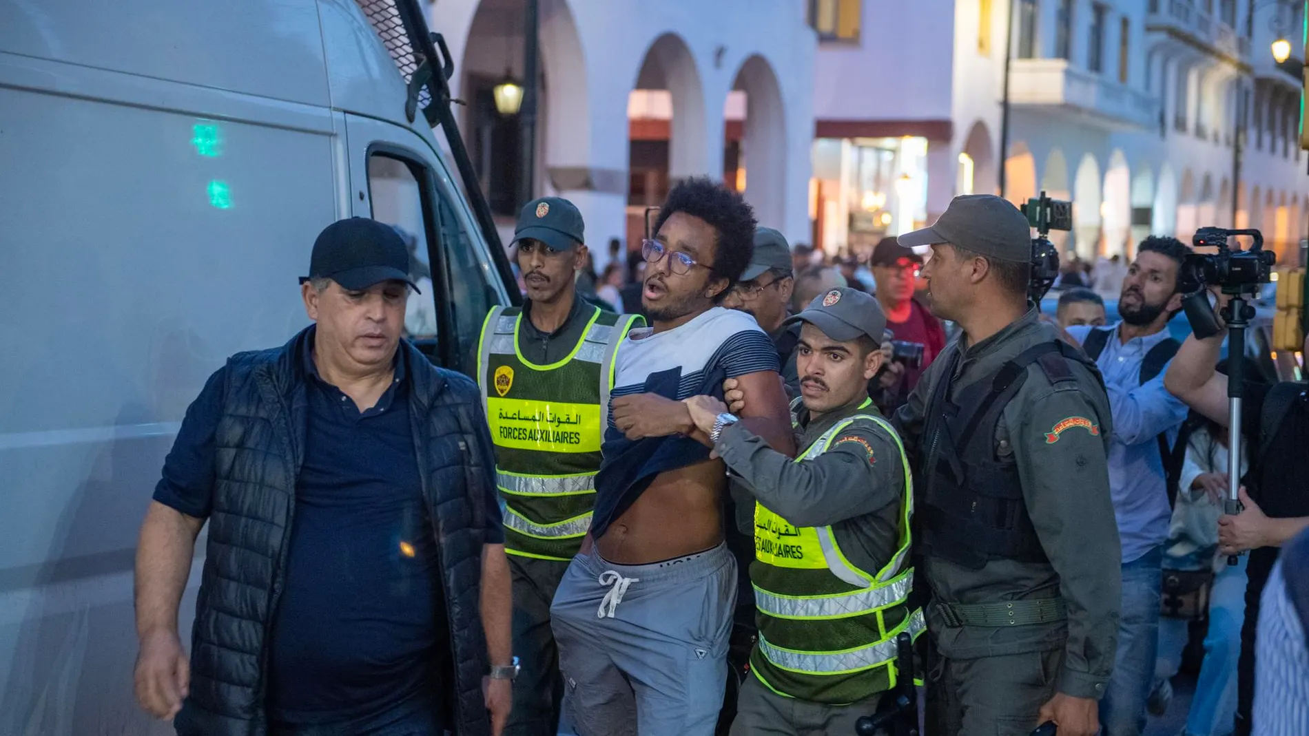 La policía marroquí reprime protestas de jóvenes que piden mejoras en sanidad y educación y combatir la corrupción La policía marroquí reprime protestas de jóvenes que piden mejoras en sanidad y educación y combatir la corrupción