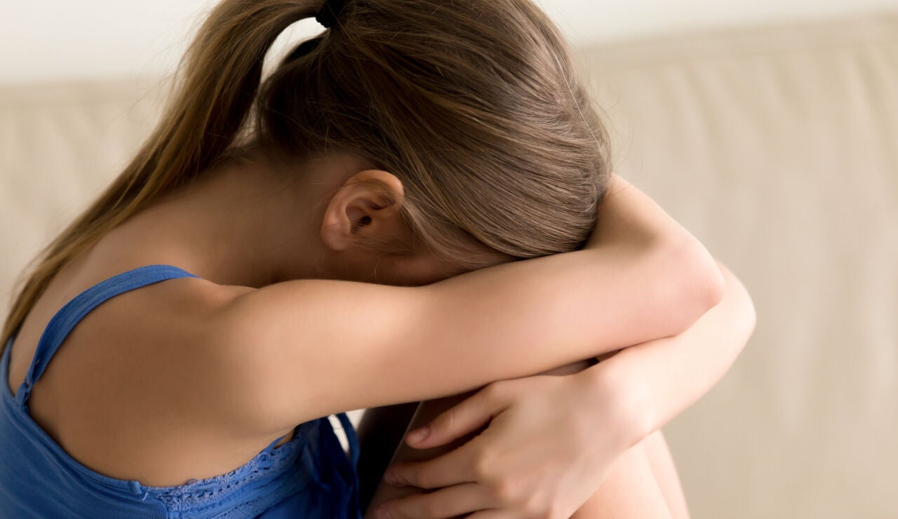 Una ni&ntilde;a esconde su rostro