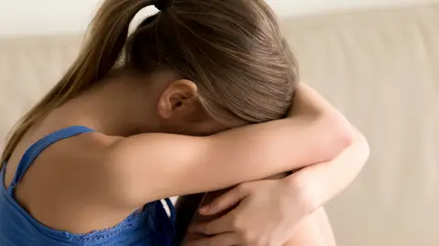 Una niña esconde su rostro Una niña esconde su rostro