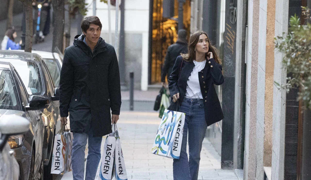 María Pombo y Pablo Castellano por la calle