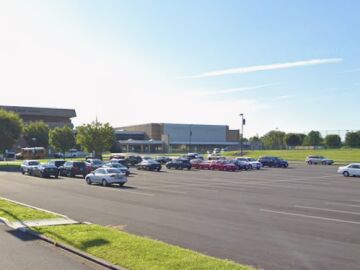 Captura de pantalla del aparcamiento de Freedom High School