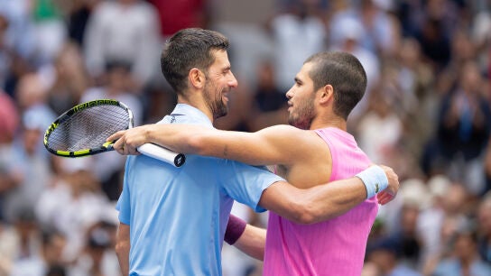 Carlos Alcaraz y Novak Djokovic tras enfrentarse en el US Open 2025