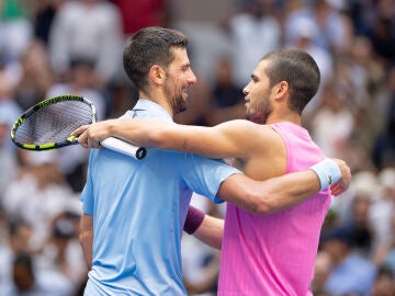 Carlos Alcaraz y Novak Djokovic tras enfrentarse en el US Open 2025