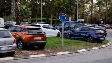 Vehículos subidos a las rotondas con el fin de no ser arrastrados por las lluvias, a 29 de septiembre de 2025, en Aldaia, Valencia, Comunidad Valenciana (España) Vehículos subidos a las rotondas con el fin de no ser arrastrados por las lluvias, a 29 de septiembre de 2025, en Aldaia, Valencia, Comunidad Valenciana (España)