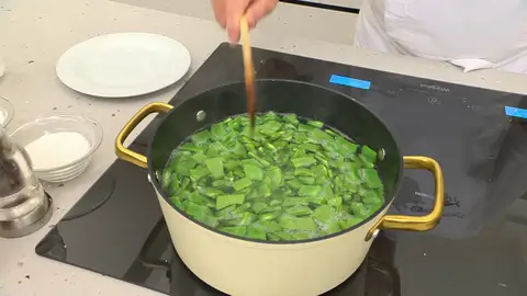 Sazona, tapa la cazuela y cuece todo a fuego medio Sazona, tapa la cazuela y cuece todo a fuego medio