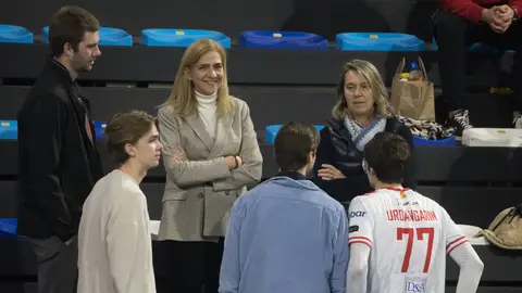 La infanta Cristina de Borbón, el mayor apoyo en las gradas de Pablo Urdangarin junto a sus hijos Juan Valentín y Miguel La infanta Cristina de Borbón, el mayor apoyo en las gradas de Pablo Urdangarin junto a sus hijos Juan Valentín y Miguel