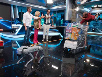Marron presenta al perro Alicio y al héroe del super: así hace la compra el equipo de ciencia de El Hormiguero Marron presenta al perro Alicio y al héroe del super: así hace la compra el equipo de ciencia de El Hormiguero