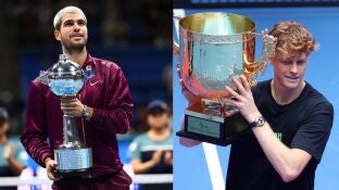 Carlos Alcaraz y Jannik Sinner, con los trofeos de Tokio y Pek&iacute;n