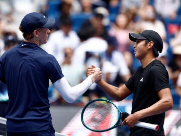 Learner Tien, felicita a Sinner tras la final de Pek&iacute;n