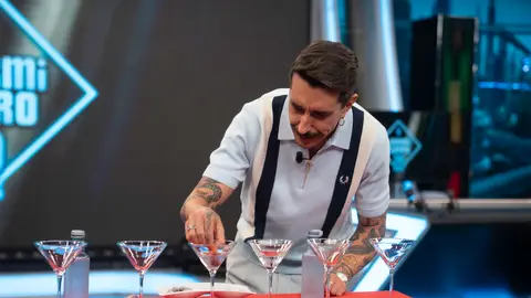 ¡Agua cristalizada en segundos! Marron sorprende a Vicente Vallés creando una 'uva de cristal' ¡Agua cristalizada en segundos! Marron sorprende a Vicente Vallés creando una 'uva de cristal'